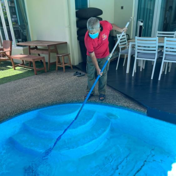 Swimming pool cleaning service